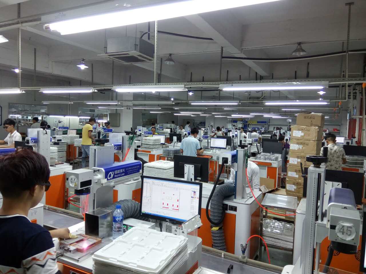 聯(lián)想手機(jī)外殼激光打標(biāo)現(xiàn)場圖