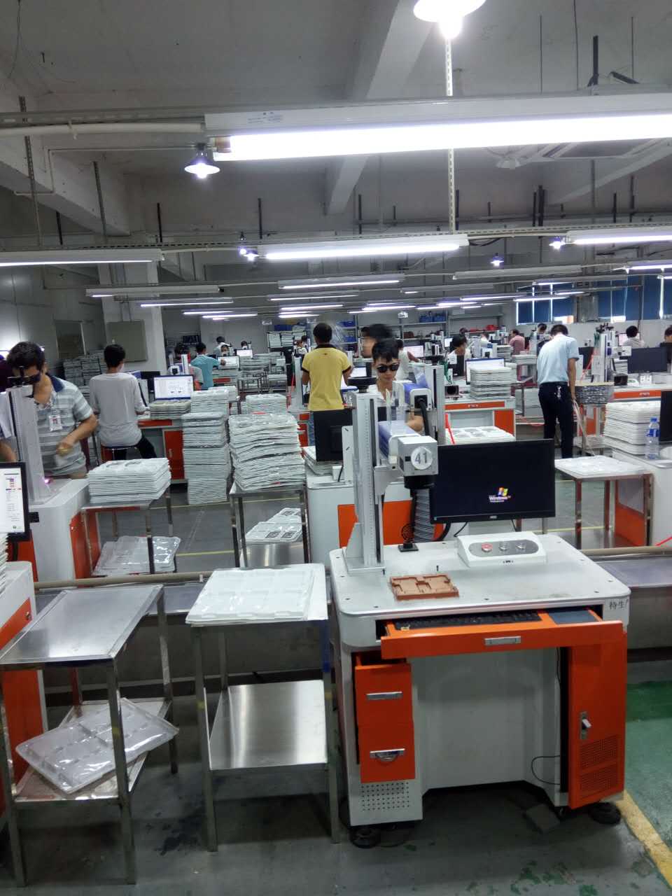 聯(lián)想手機(jī)外殼激光打標(biāo)生產(chǎn)現(xiàn)場