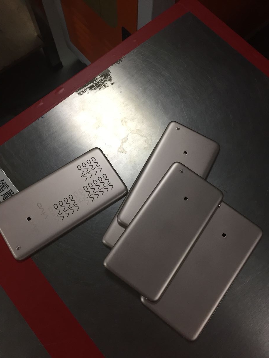 vivo手機電池蓋3D激光鐳雕現(xiàn)場5