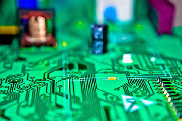 加工行業(yè)的快速發(fā)展，激光設(shè)備發(fā)展駛?cè)肟燔嚨溃?2